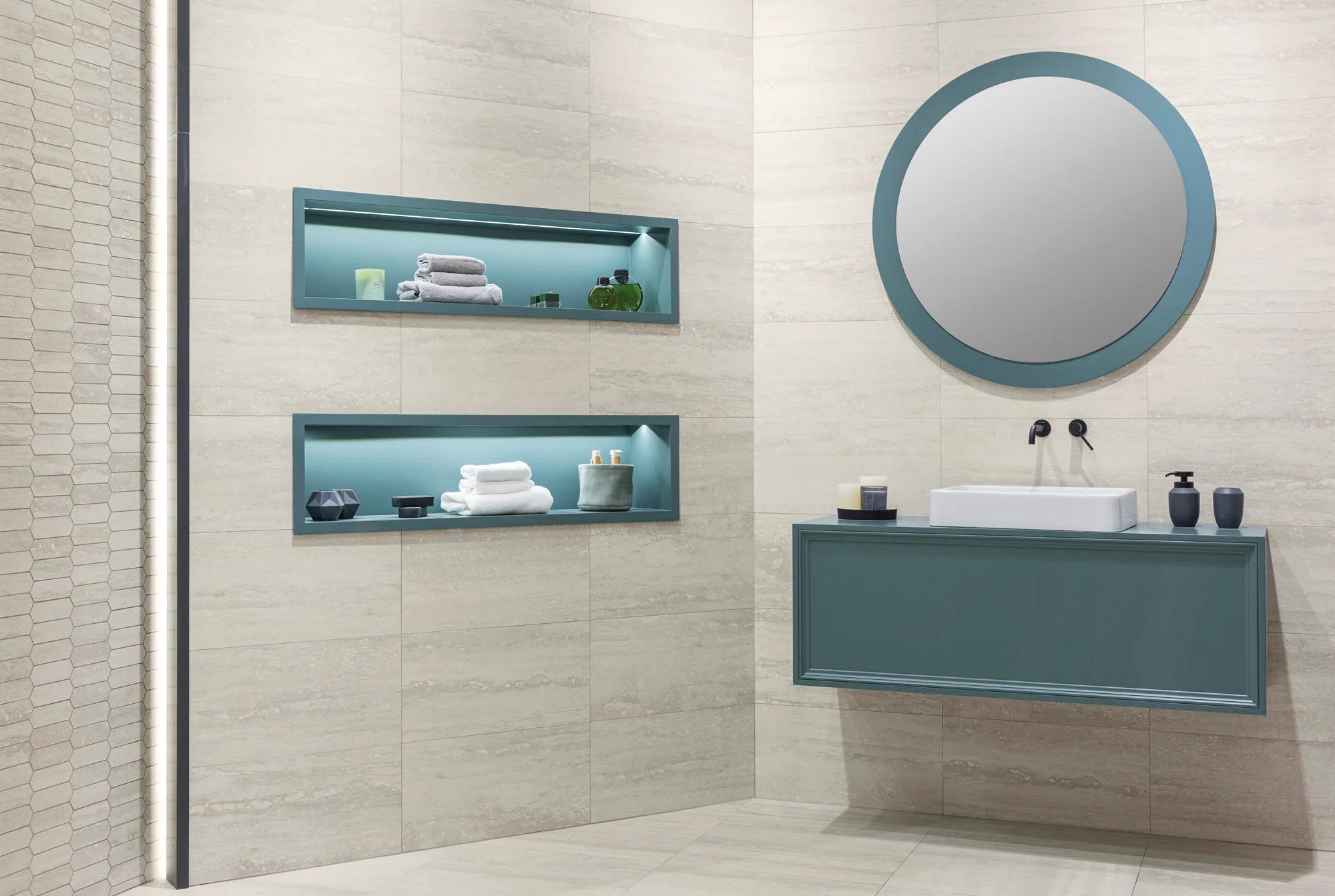 Cersaie 2022 - Pure Travertine Gray - WC amb - R3806R+DC3606+P6157R