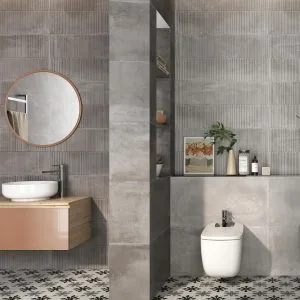 Essen - Bathroom with grey concrete look and patterned floor and wall, Pamesa