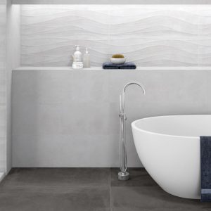 Silkstone - Badkamer met witte golfreliëftegel en donkere betonlook op wand en vloer, Pamesa