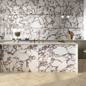 Lux viola - Keuken en horeca met paars-witte marmerlook op wand en balie, Pamesa