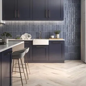 ORIGIN ELEGANZA - Kitchen with blue colored tiles and wood look on backsplash and floor, Pamesa
