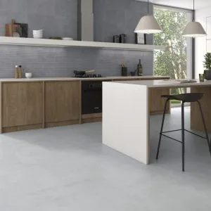 ELEGANZA - Modern kitchen with light grey floor and a blue-grey horizontally ribbed backsplash, Pamesa