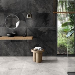 Rhin - Badkamer met donkergrijze steenlook op vloer en wand, Pamesa