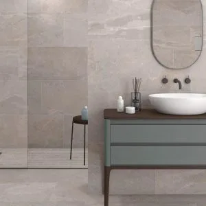Erding - Bathroom with light concrete look and pink tile on floor and wall, Pamesa