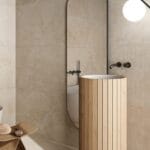 Rapolano Pietra Di - Badkamer met beige betonlook en houtlook op wand en vloer, Pamesa