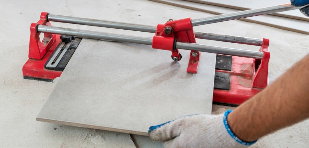 Snijverlies tegels berekenen aan de hand van reststukken op een projectvloer