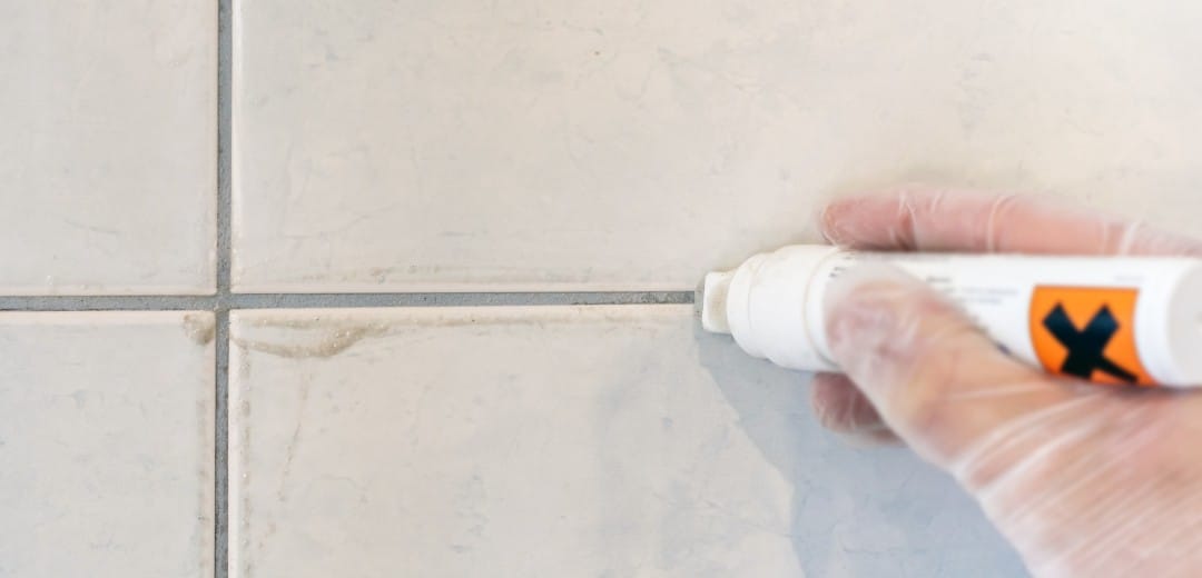 Epoxy of cementvoeg vergeleken op een projectvloer