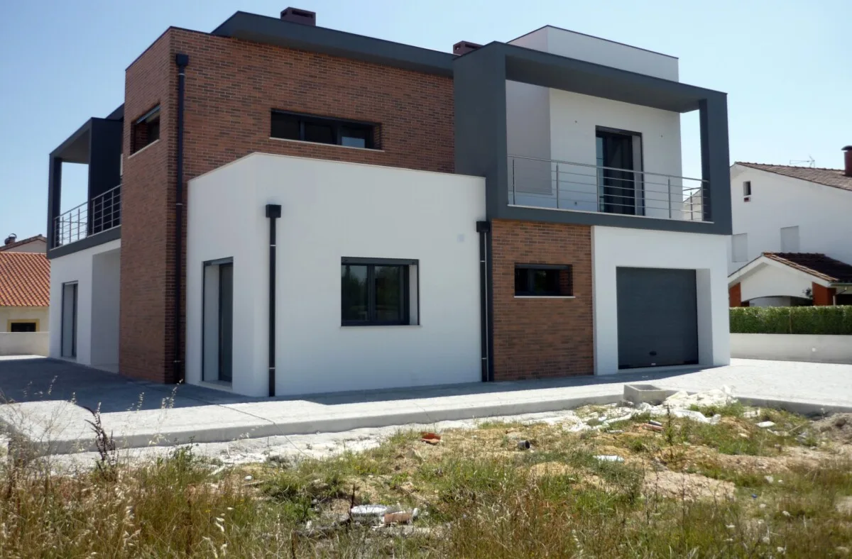 Candiwall Templar Classic - house with facade surfaces in red-grey brick slips and white stucco, Candigrés